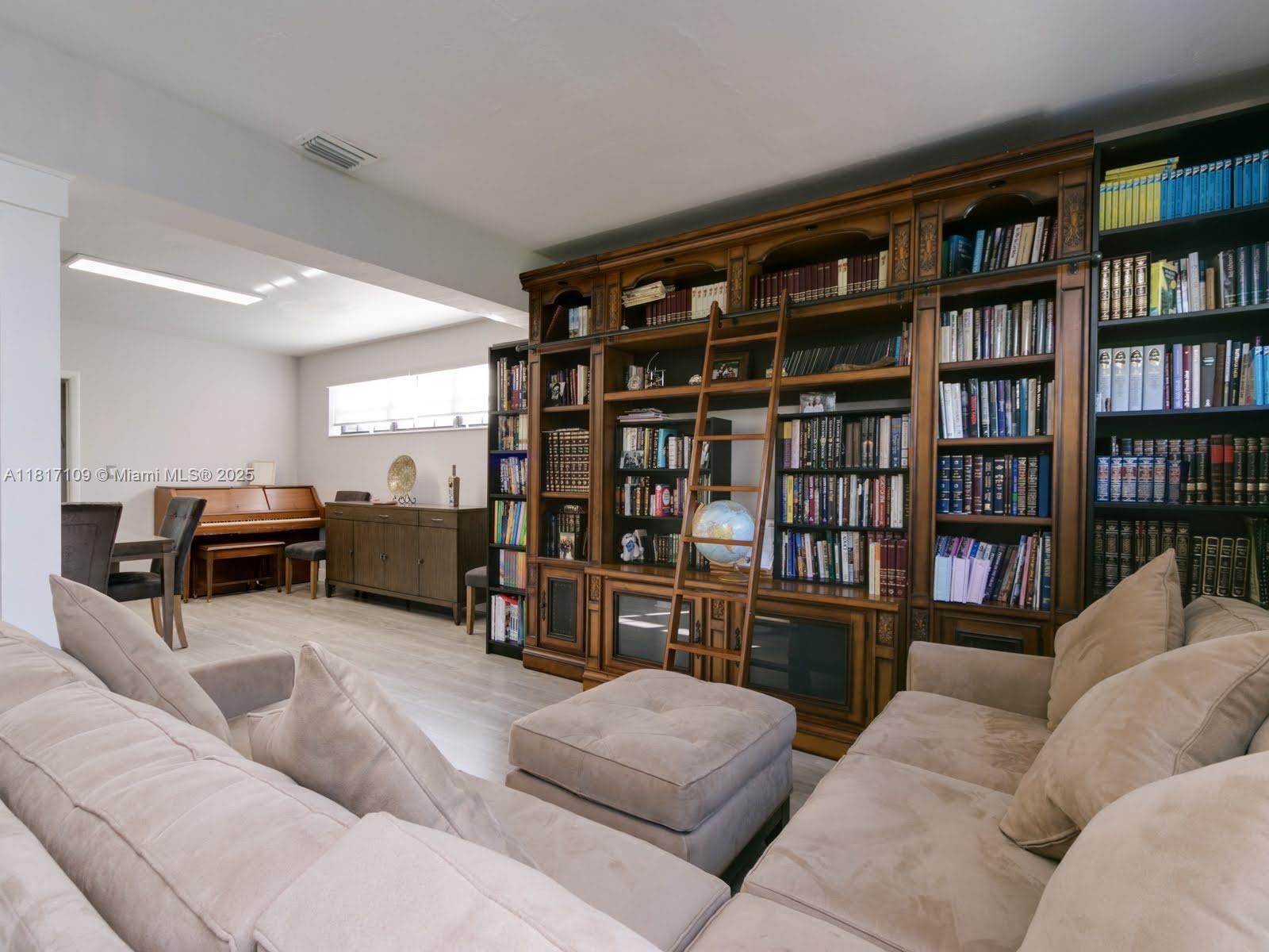 WINDWARD MANOR NO 1 - Residential