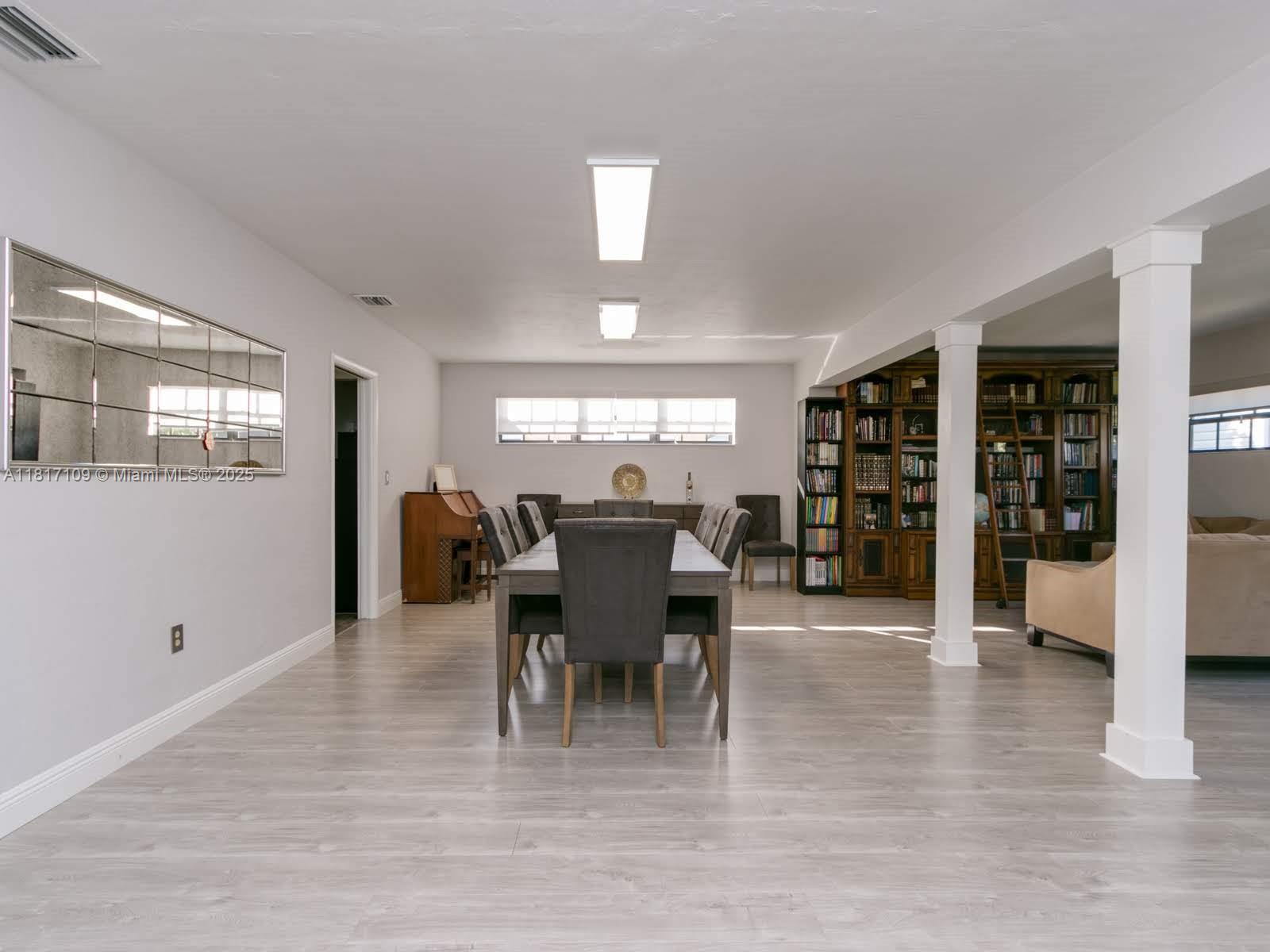 WINDWARD MANOR NO 1 - Residential
