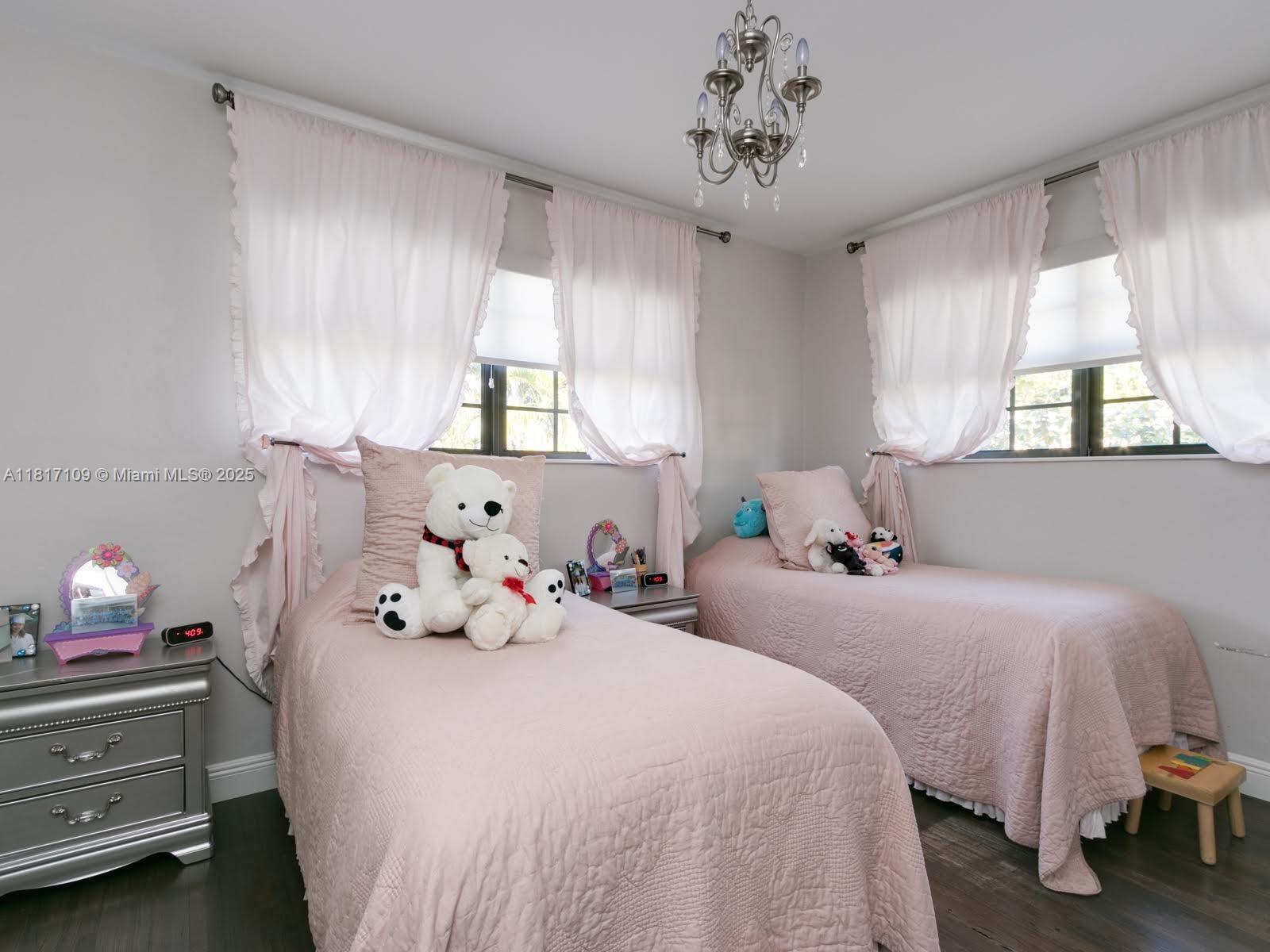 WINDWARD MANOR NO 1 - Residential