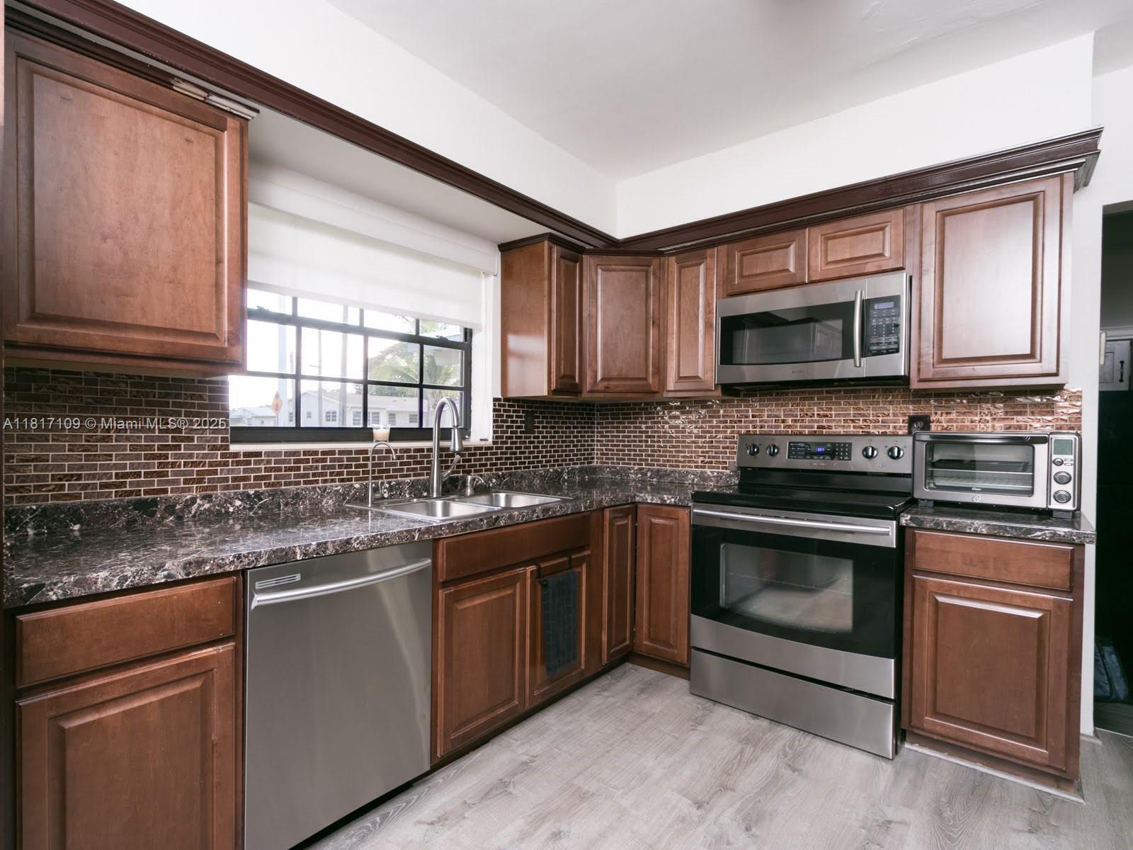 WINDWARD MANOR NO 1 - Residential