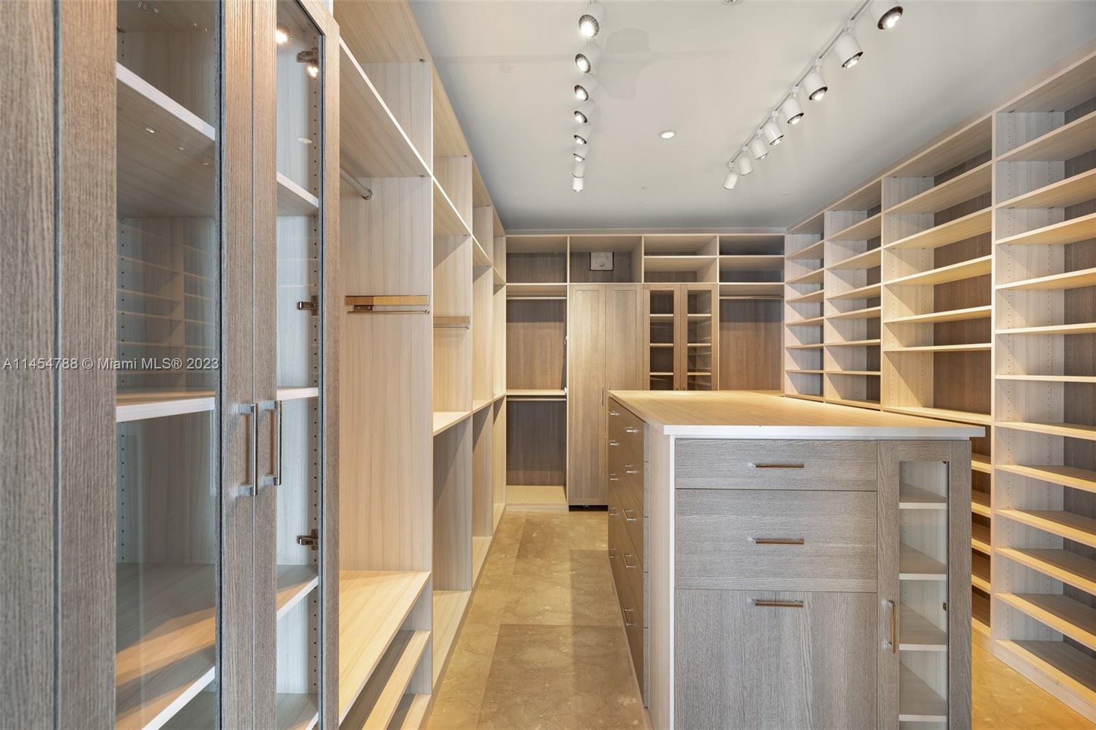 APOGEE CONDO - Residential