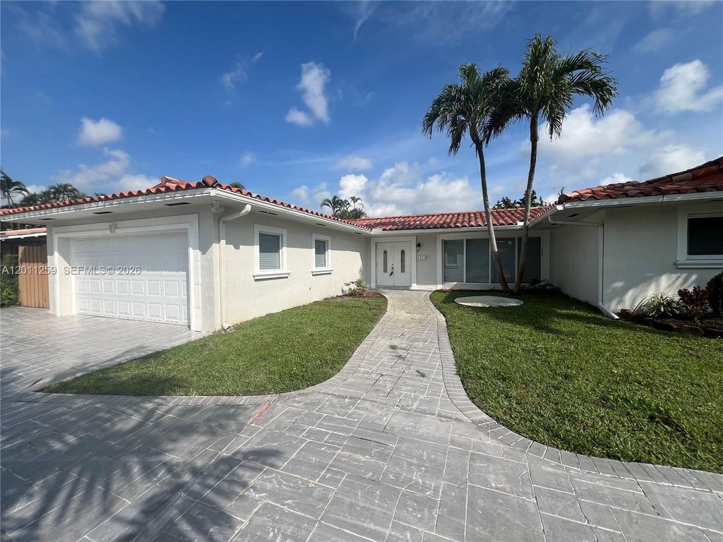 Photo of 4233 S Jackson St, Hollywood, FL 33021 (MLS # A12011259)