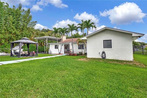 Single Family Residence in Southwest Ranches FL 16830 62nd St St 60.jpg