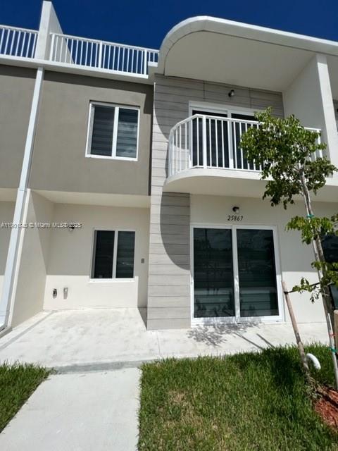 AMAZING MODERN townhouse built in 2022. 4 bedrooms, 31/2 baths PLUS LARGE ROOFTOP TERRACE!
Open kitchen with stainless steel appliances and Quartz countertops. This house offers a full bedroom with full bathroom on the first floor with closet & independent exit & private parking can serve as an in-law suite or efficiency for extra income. Washer and dryer included. Impact windows and doors. Blinds in all windows and bathroom cabins in tempered glass!! Tile floor throughout the house. NO CARPET!!
Low HOA, no CDD, and pet-friendly community. Easy access to turnpike and US1. send your best offer!