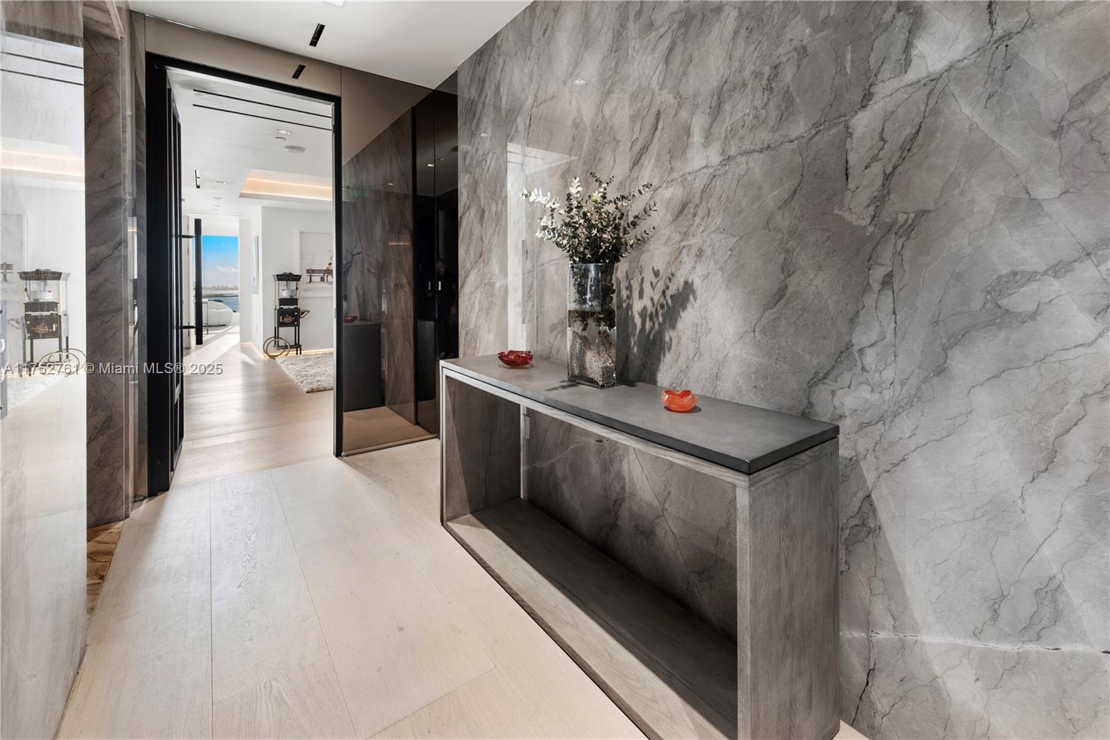 CONTINUUM ON SOUTH BEACH - Residential