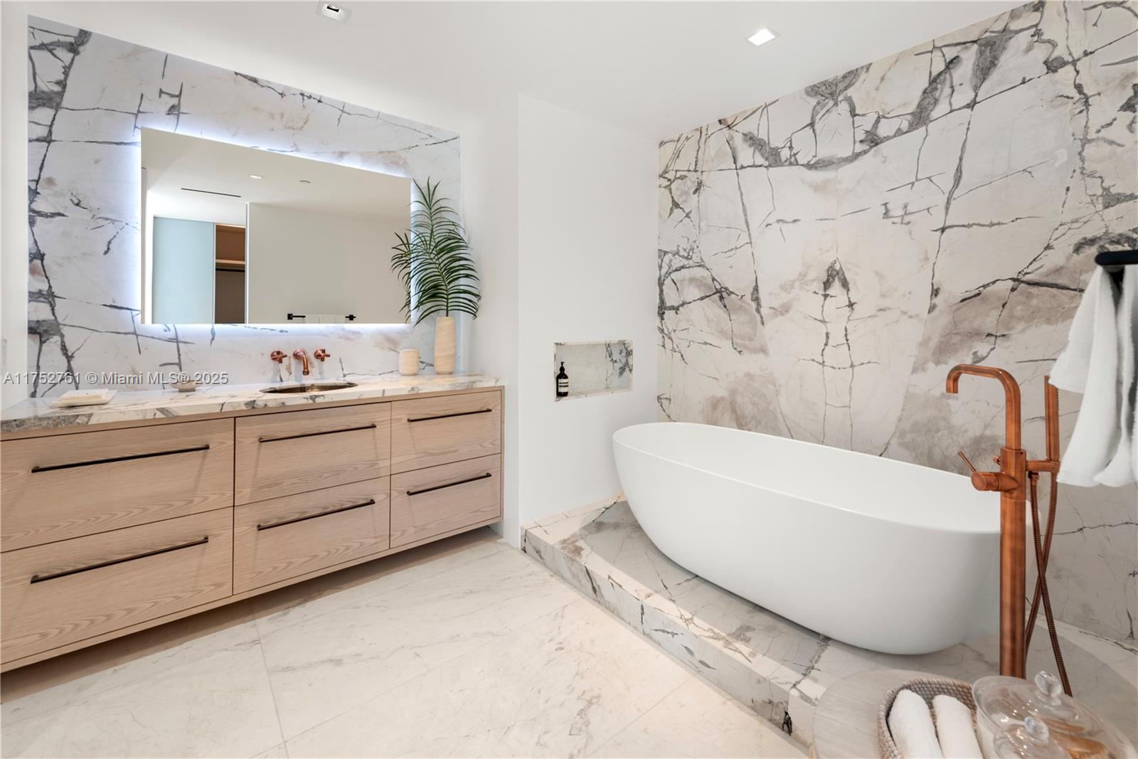 CONTINUUM ON SOUTH BEACH - Residential