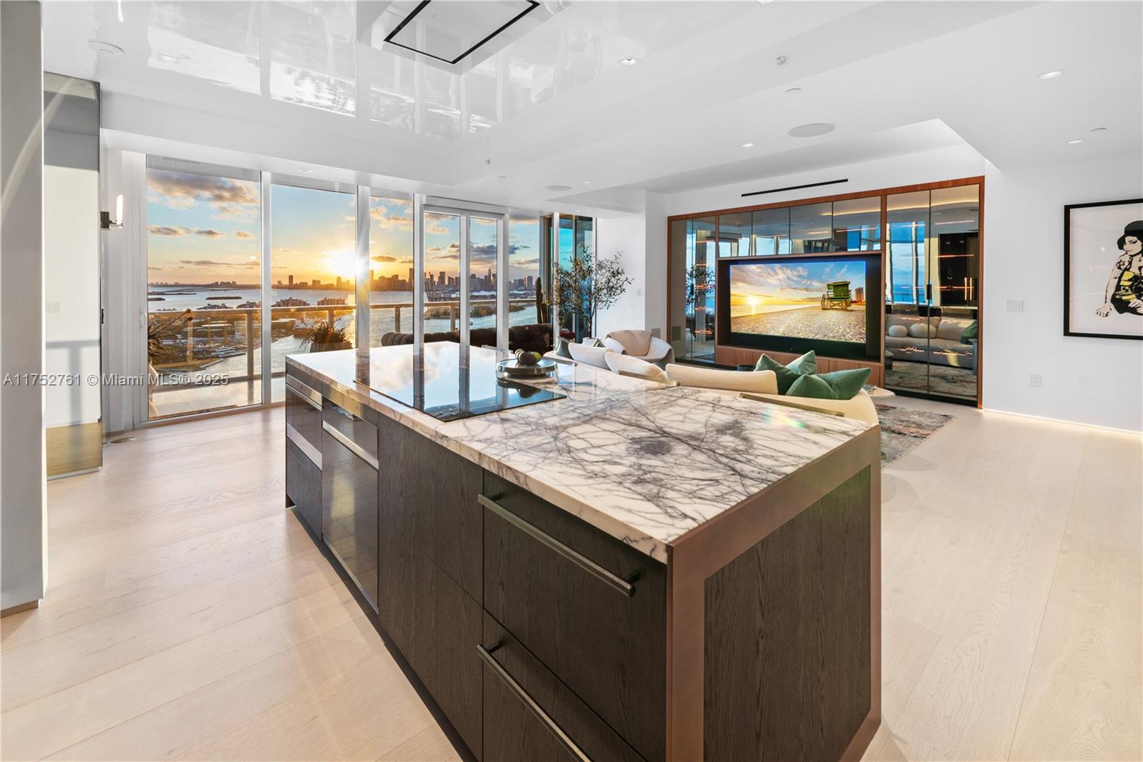 CONTINUUM ON SOUTH BEACH - Residential