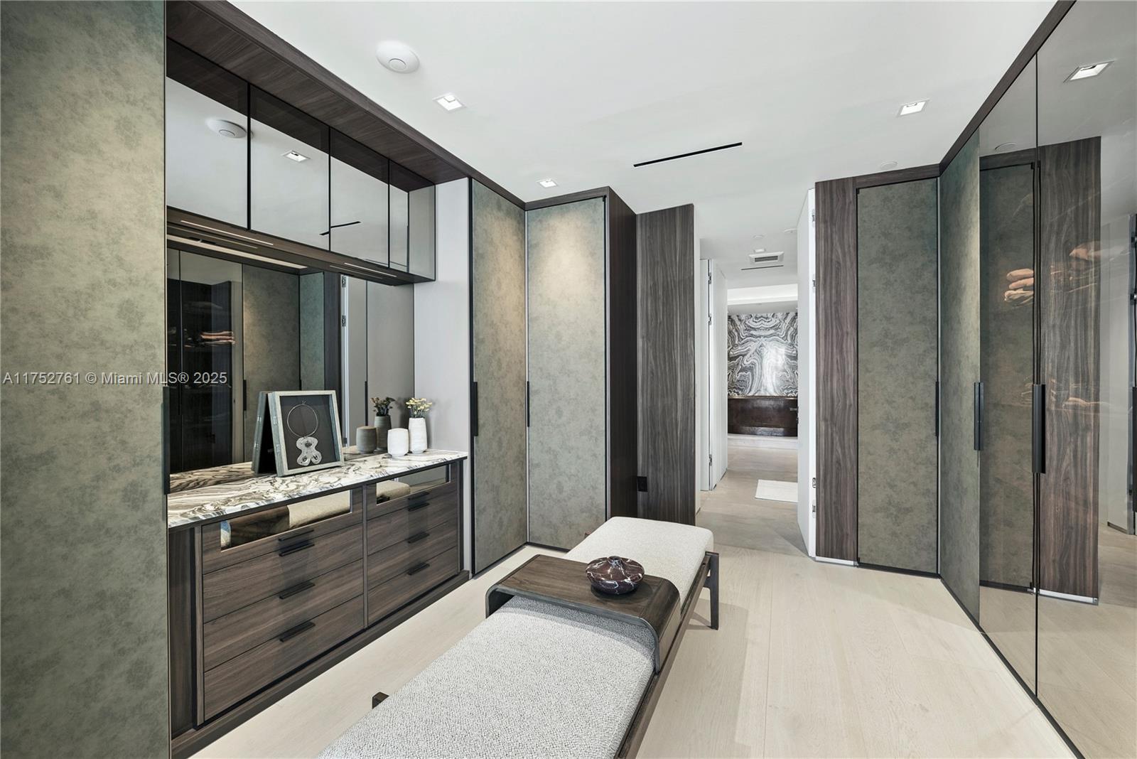 CONTINUUM ON SOUTH BEACH - Residential