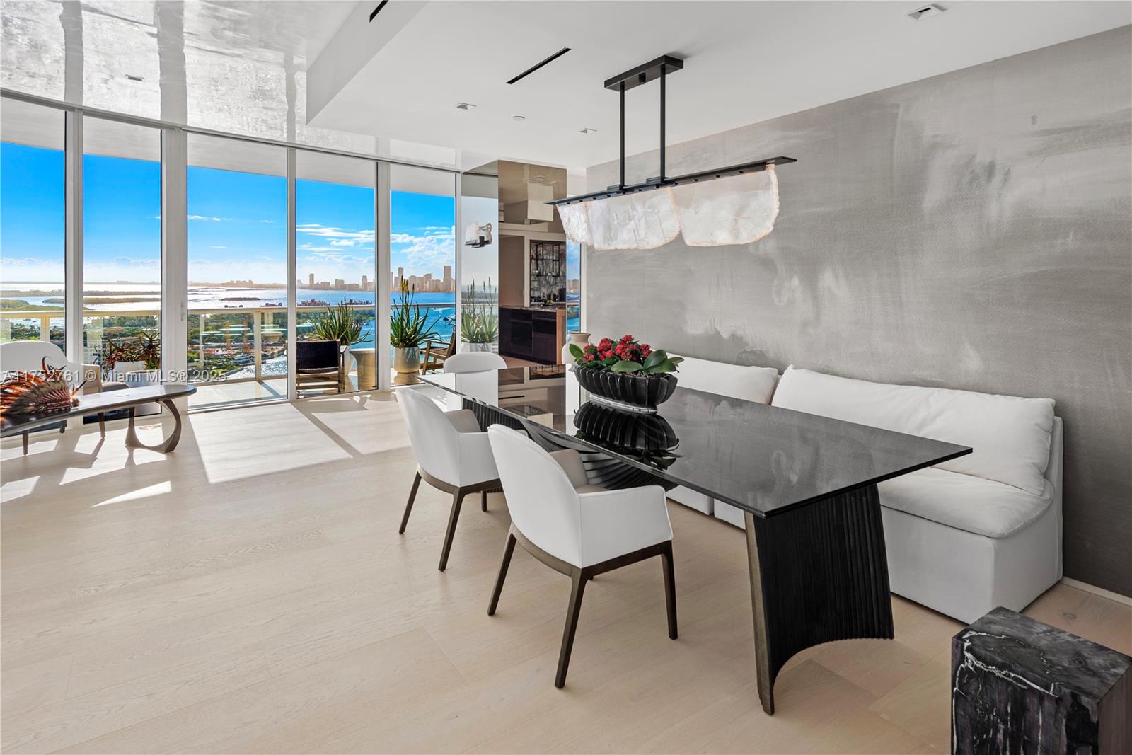 CONTINUUM ON SOUTH BEACH - Residential