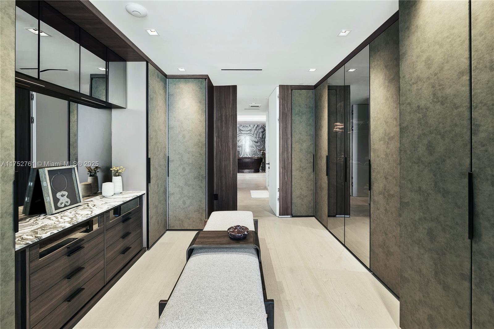 CONTINUUM ON SOUTH BEACH - Residential