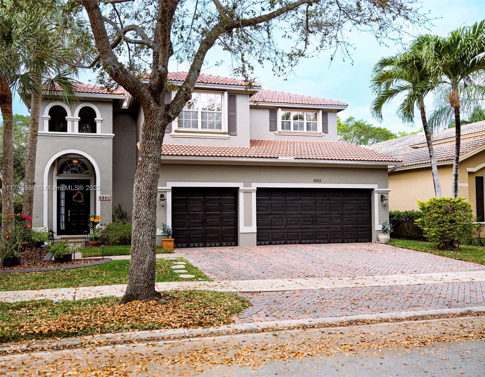 3923 Cascade Ter, Weston, Broward County, Florida - 5 Bedrooms  
4 Bathrooms - 