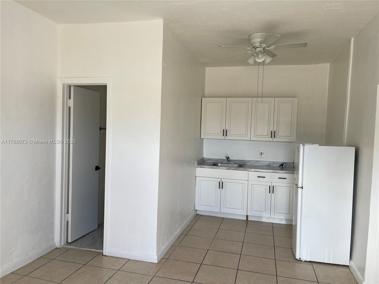 1-Bedroom, 1-Bathroom Apartment.
large rooms with full kitchen
Fast approvals 24-48 hours!
Plenty street parking, well located.
