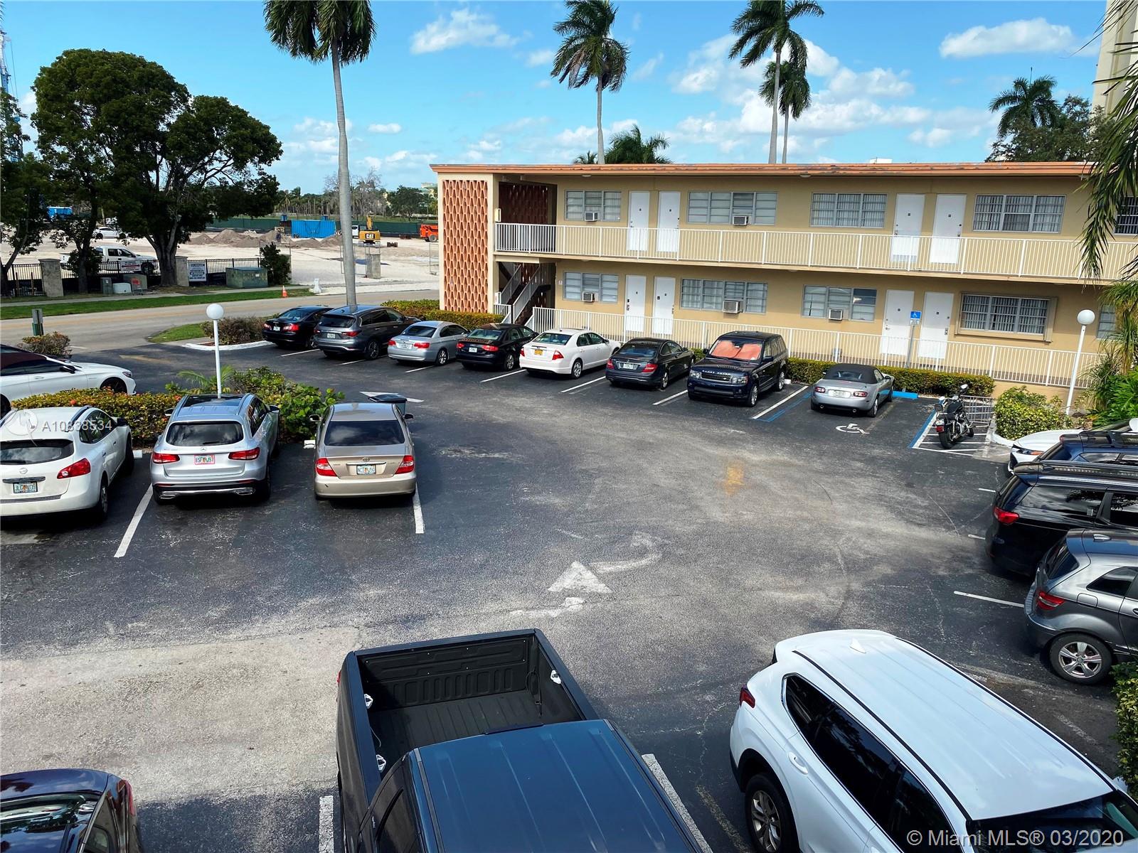 DIPLOMAT GOLF & RACQUET C - Residential