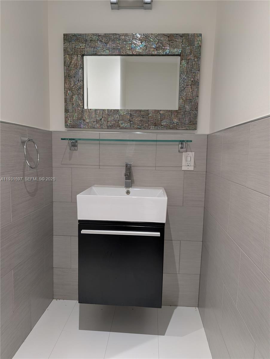 LE TRIANON CONDO - Residential Lease