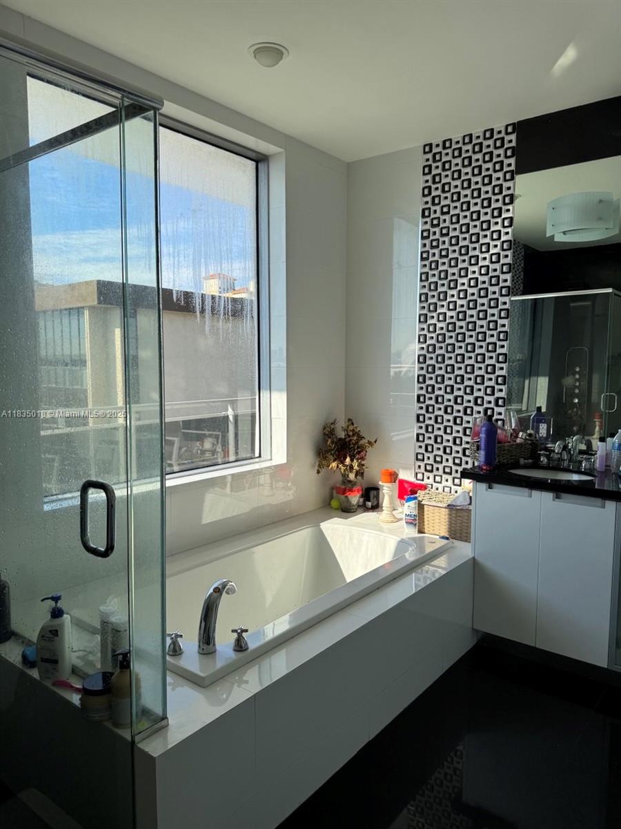 THE LEXI CONDO - Residential