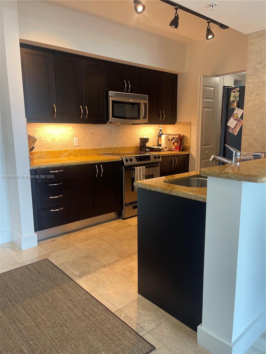 DUO CONDOMINIUM EAST - Residential Lease