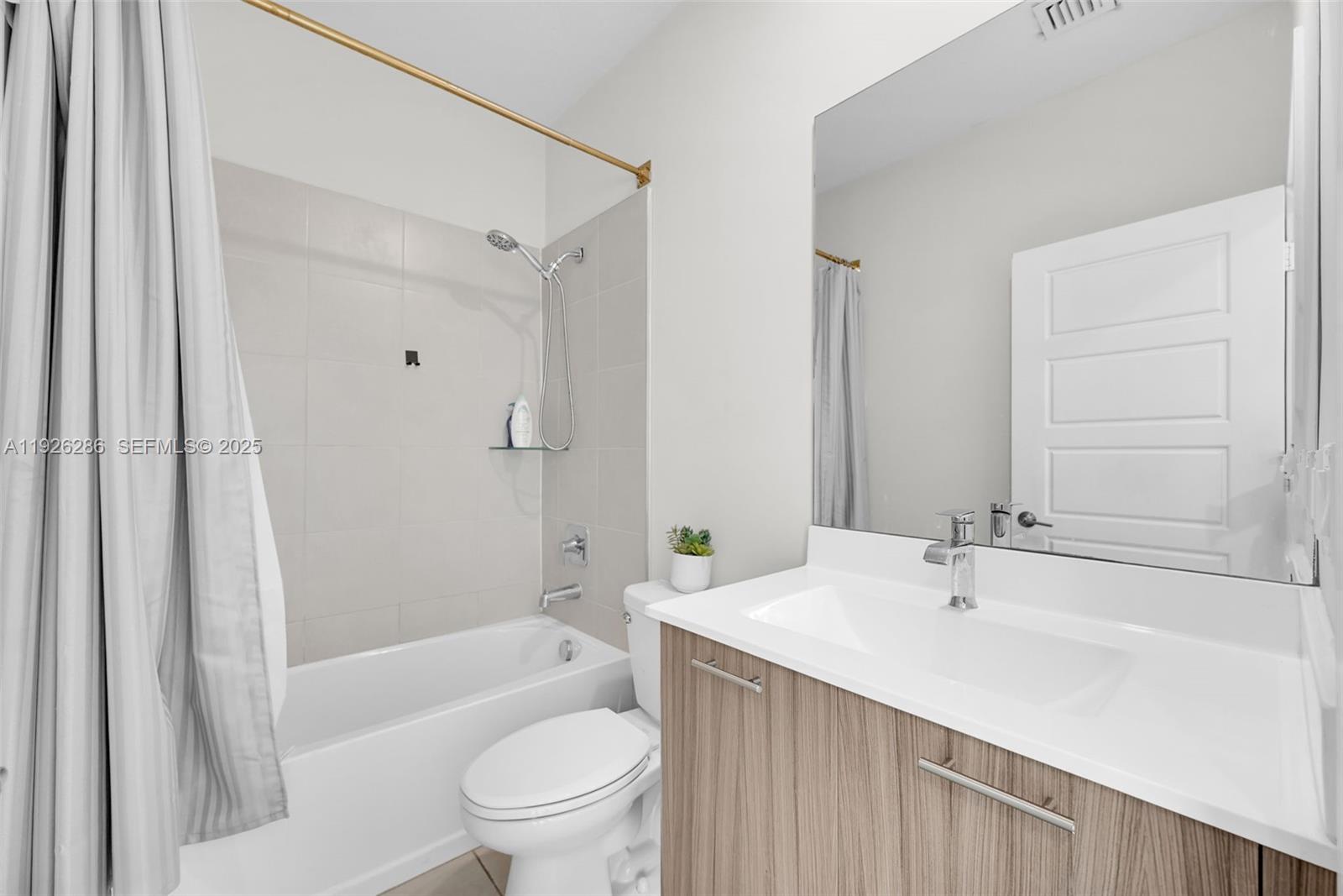 DOWNTOWN DORAL SOUTH PHAS - Residential