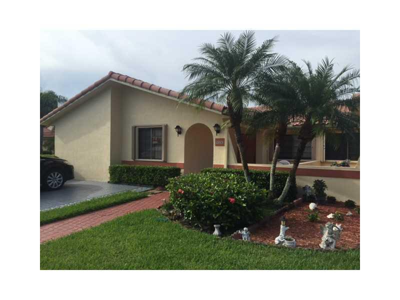 Beautiful villa house in a desirable community in Davie. Spacious 1 Story villa house with 3 bedroom 2 bathroom freshly painted inside and was painted outside in the past year.