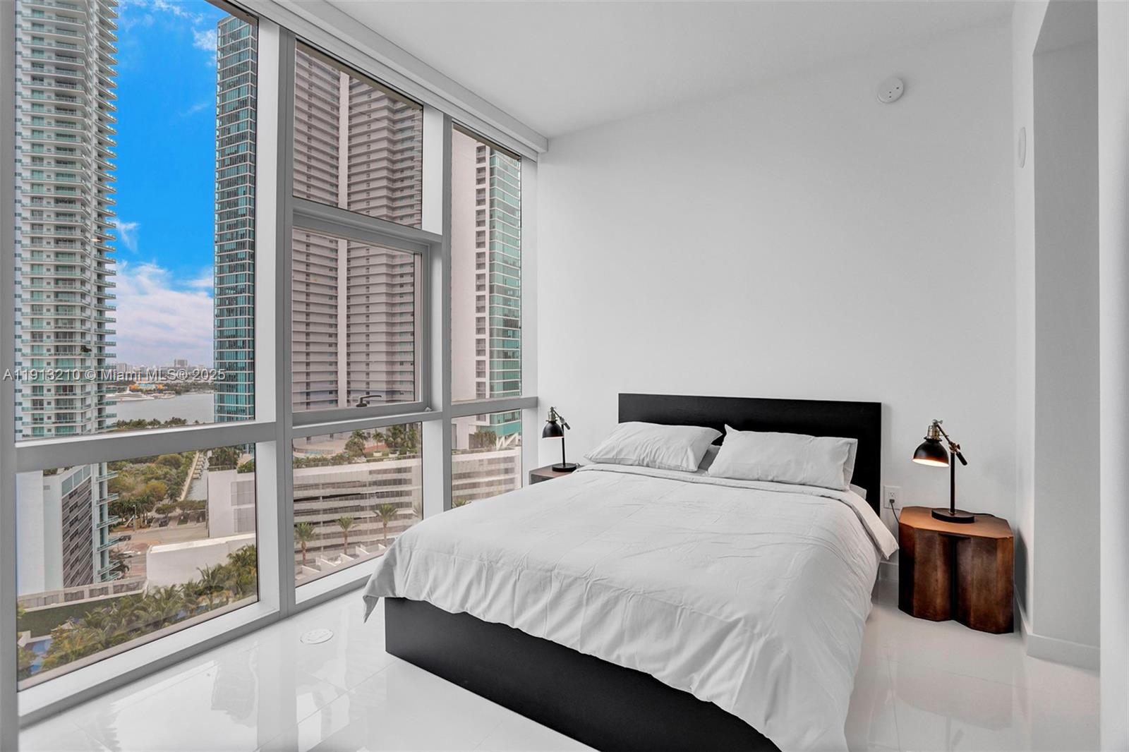 PARAMOUNT MIAMI WORLDCENT - Residential Lease