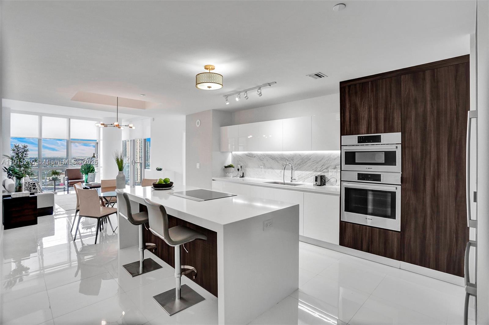 PARAMOUNT MIAMI WORLDCENT - Residential Lease