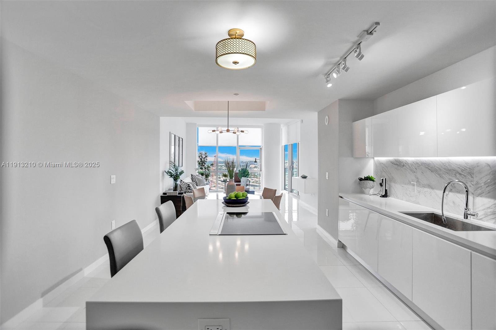 PARAMOUNT MIAMI WORLDCENT - Residential Lease