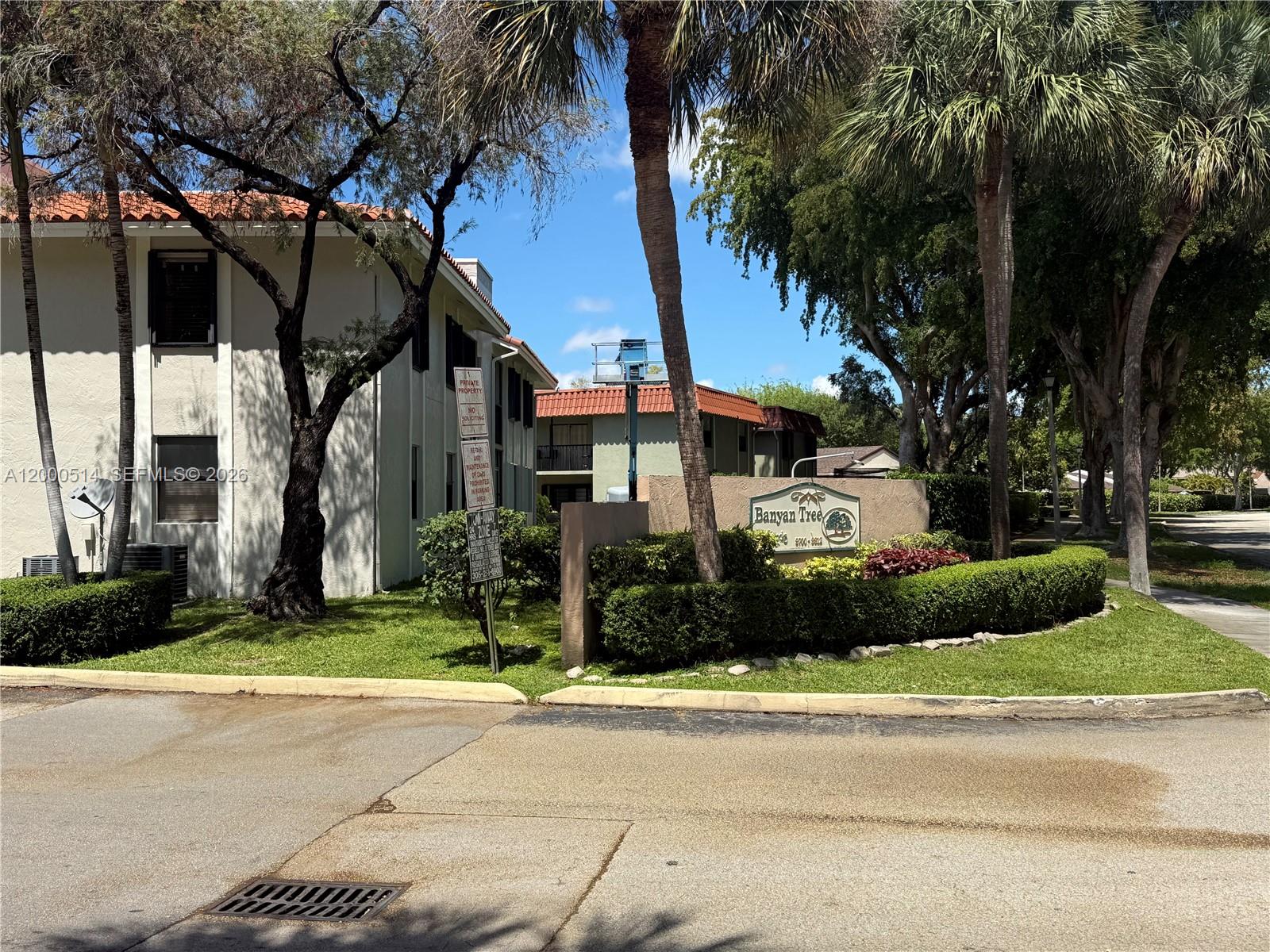 BANYAN TREE FOUR CONDO - Residential