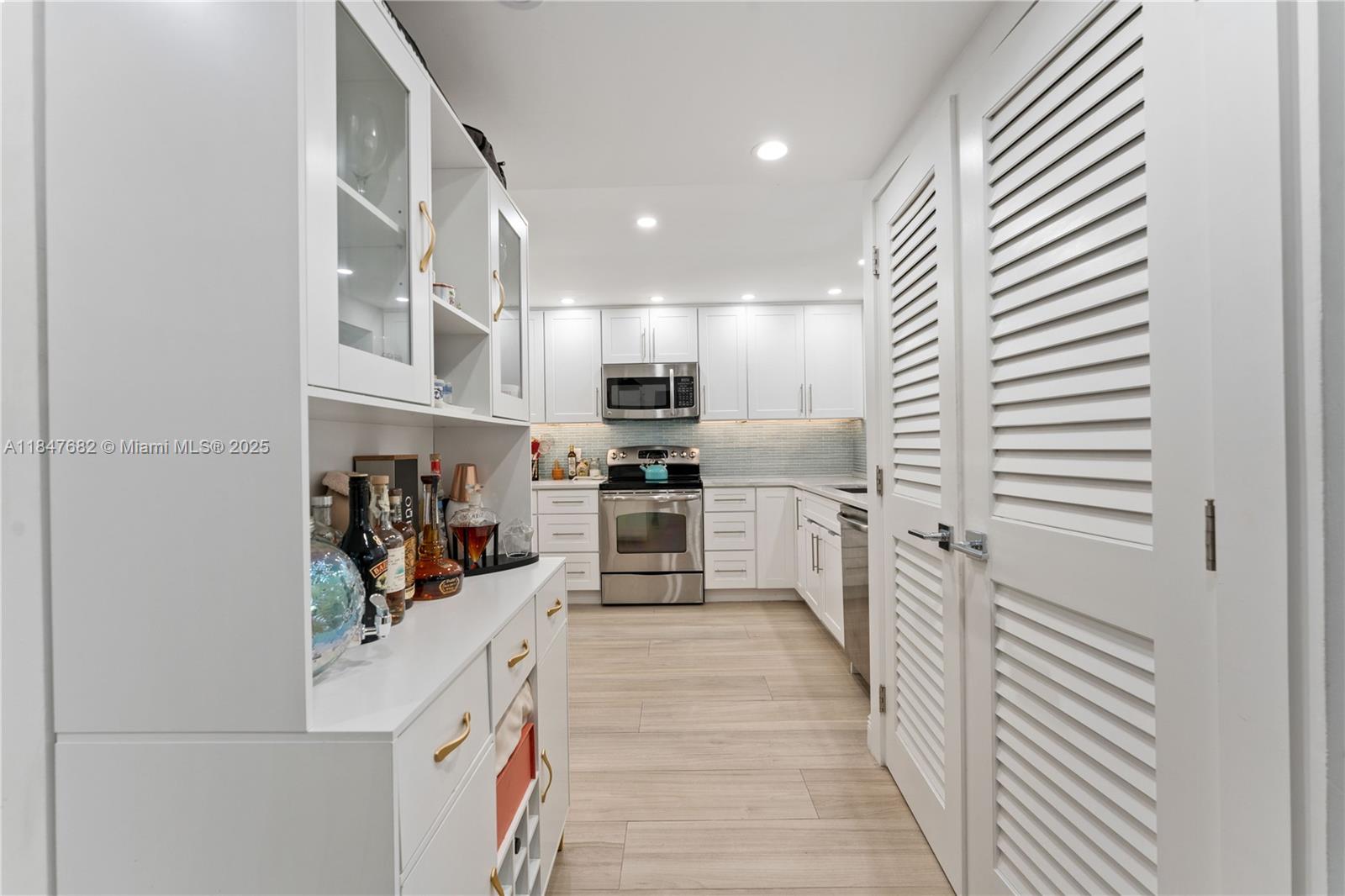 670 Tennis Club Dr 110, Fort Lauderdale, FL, 33311/$315,000 4 670 Tennis Club Dr 110