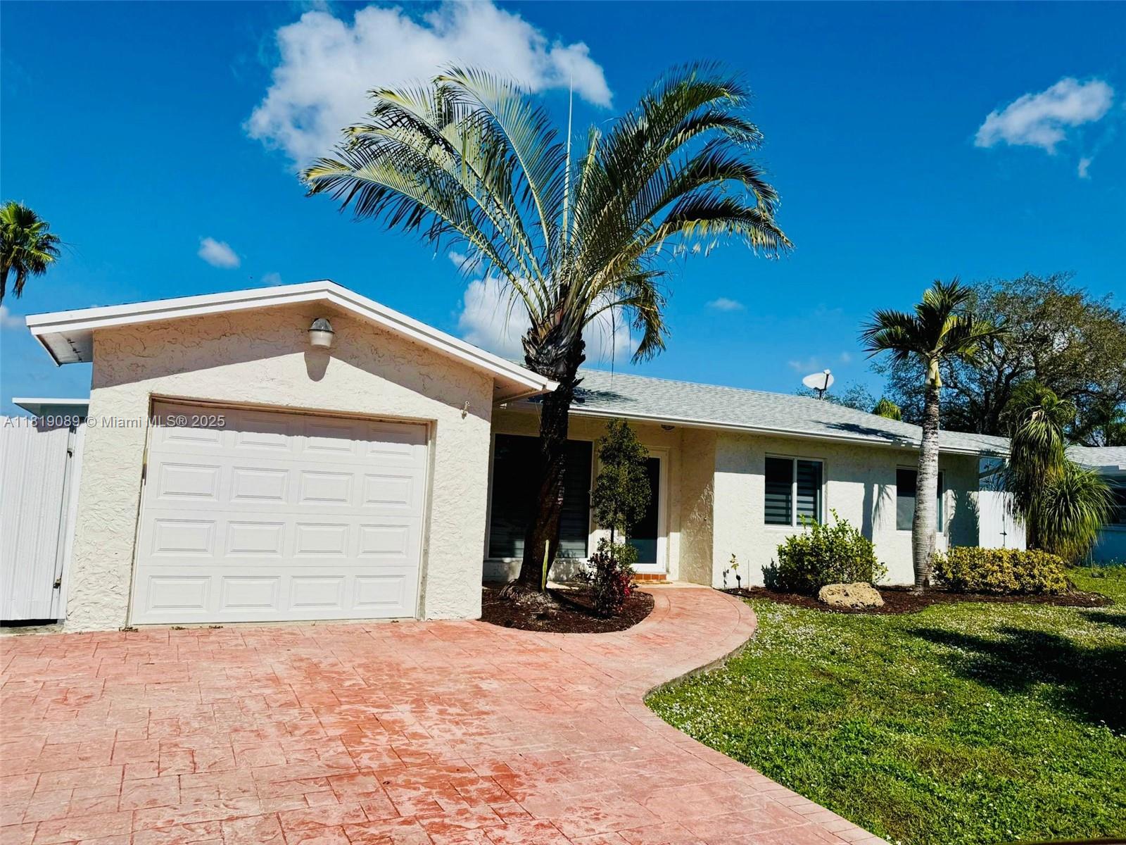 9431 Nw 10th St, Pembroke Pines, Miami-Dade County, Florida - 3 Bedrooms  
2 Bathrooms - 