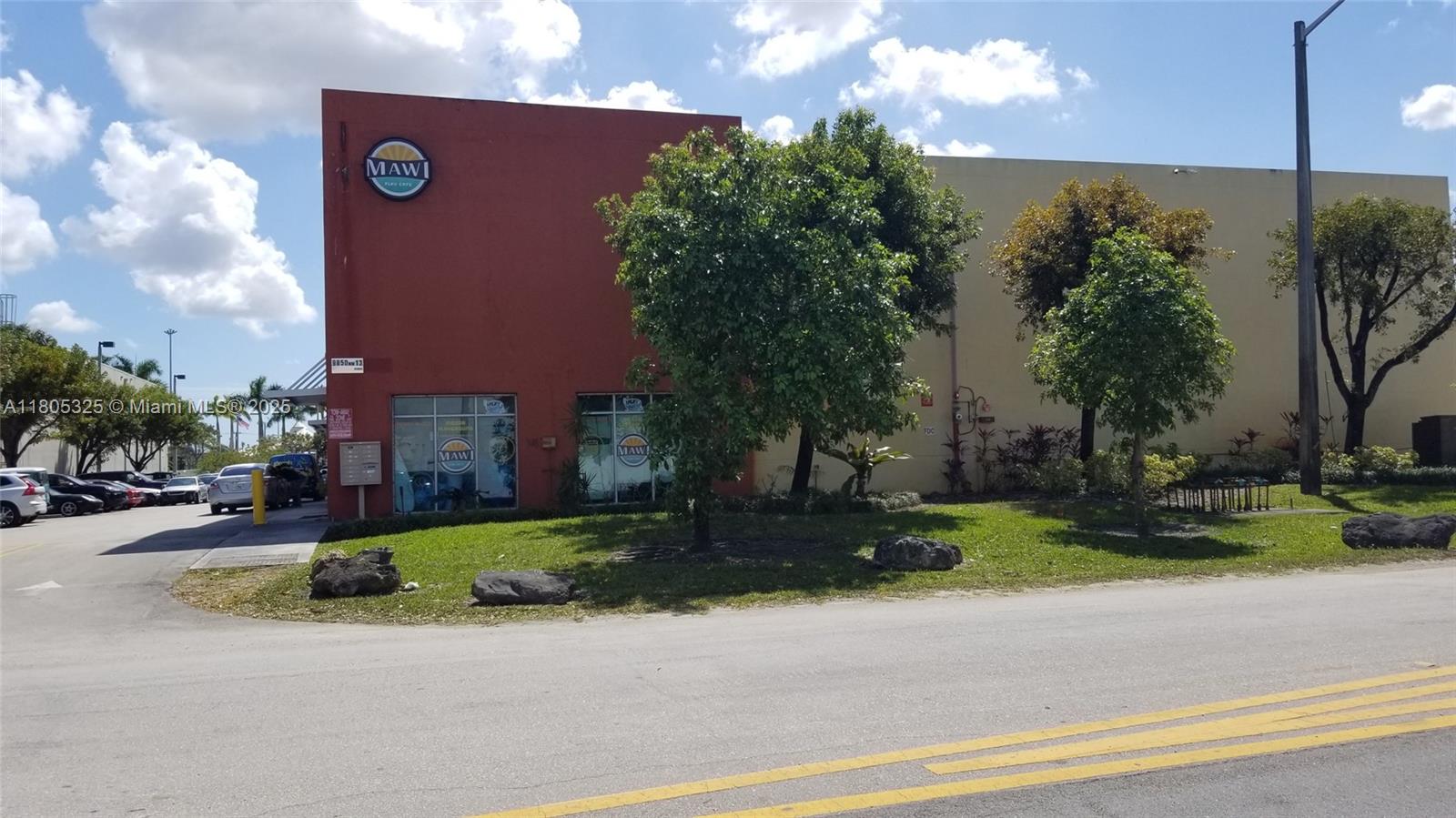 Street level Office & Warehouse unit in the heart of Doral. Great access to Dolphin Expwy (SR 836), close to MIA and ideal for distribution business. Unit has 3,034 SF with private office and bathroom. Minimum 2 year contract at $20 x SF.