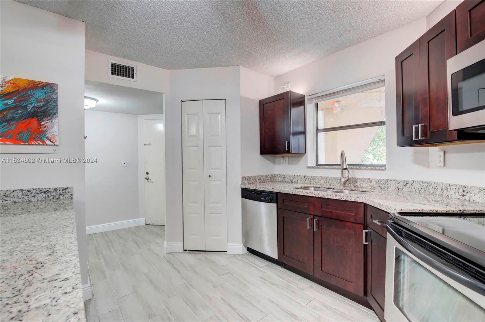 PLANTATION CLUB B CONDO - Residential