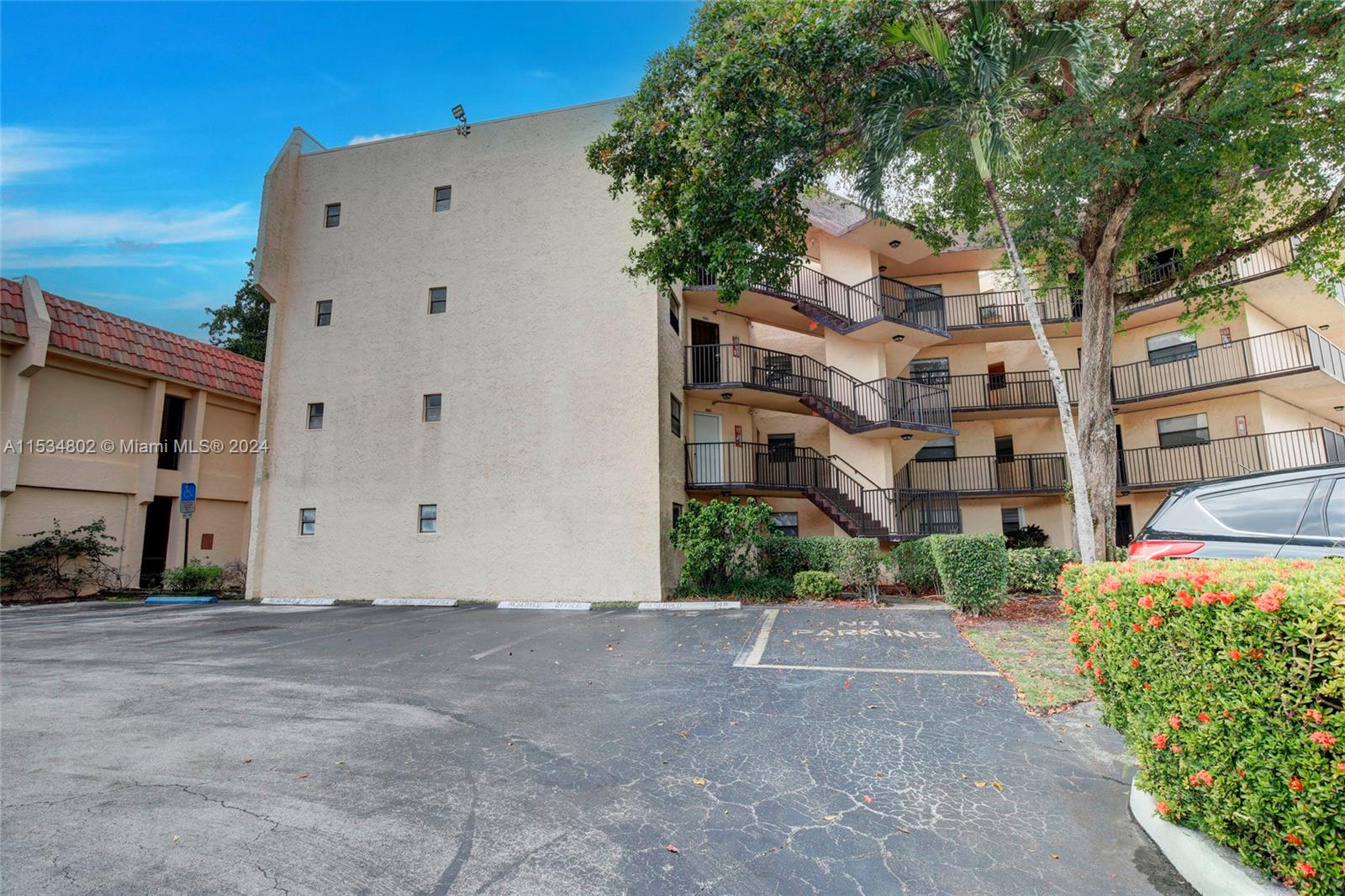 PLANTATION CLUB B CONDO - Residential