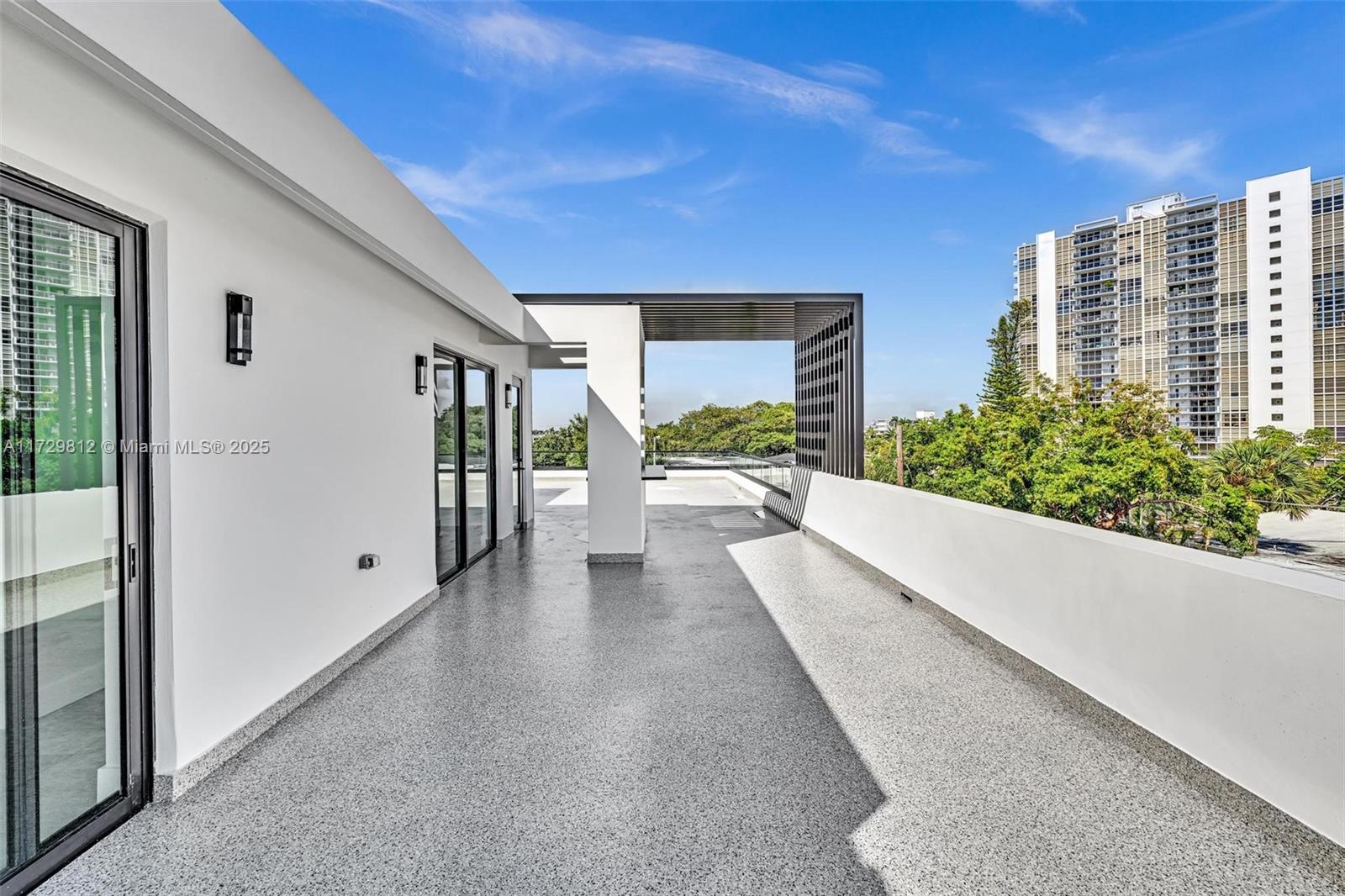 LAUDERDALE BEACH - Residential