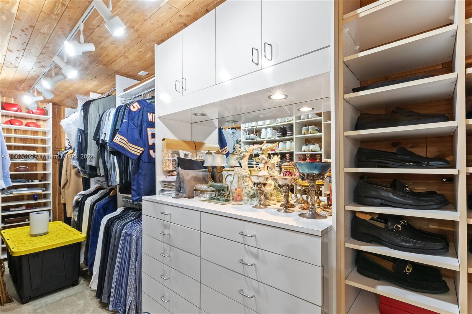 CRICKET CLUB CONDO - Residential