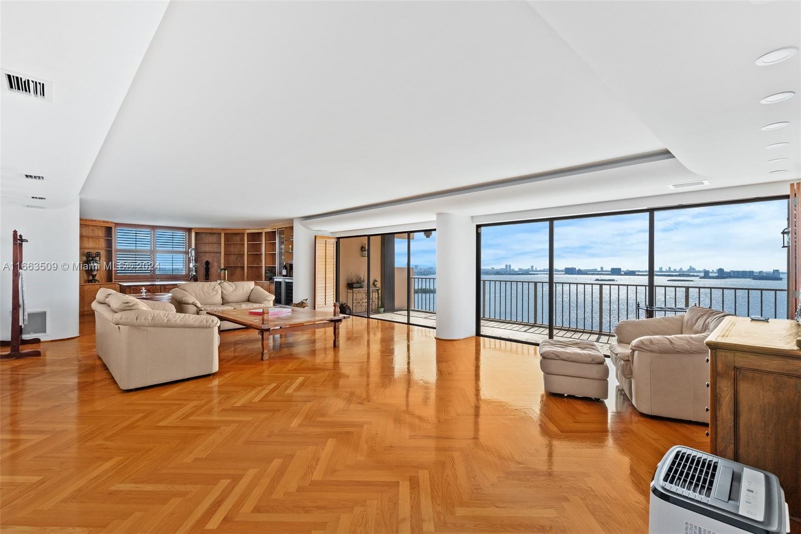 CRICKET CLUB CONDO - Residential