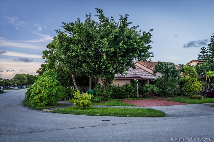 Large sized duplex.  Prime location.  Corner lot.  Duplex.  One unit featuring 3 bedrooms / 2 full bathrooms.  The second unit featuring 2 bedrooms / 2 bathrooms.