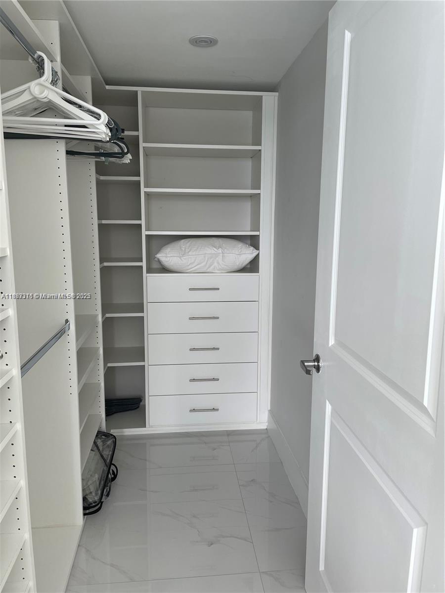 400 SUNNY ISLES CONDO EAS - Residential Lease