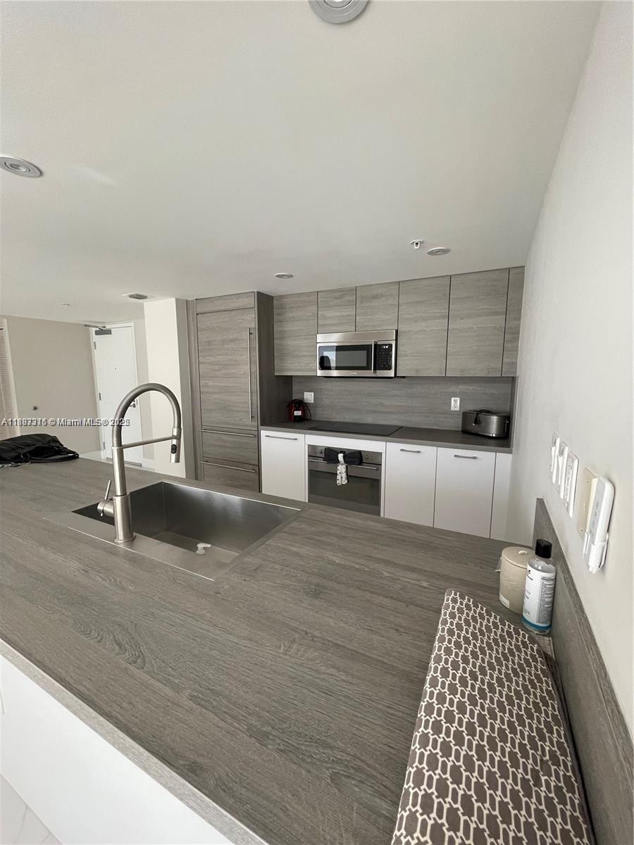 400 SUNNY ISLES CONDO EAS - Residential Lease