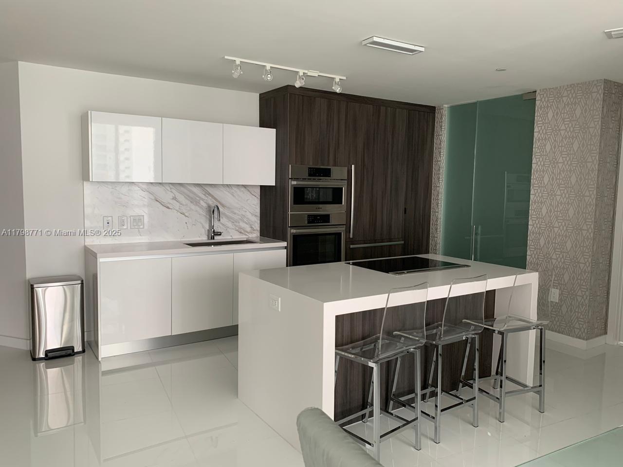 PARAMOUNT MIAMI WORLDCENT - Residential Lease