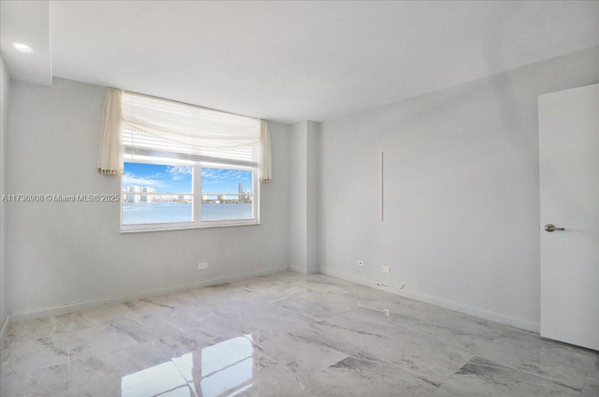 WINSTON TOWERS 500 CONDO - Residential