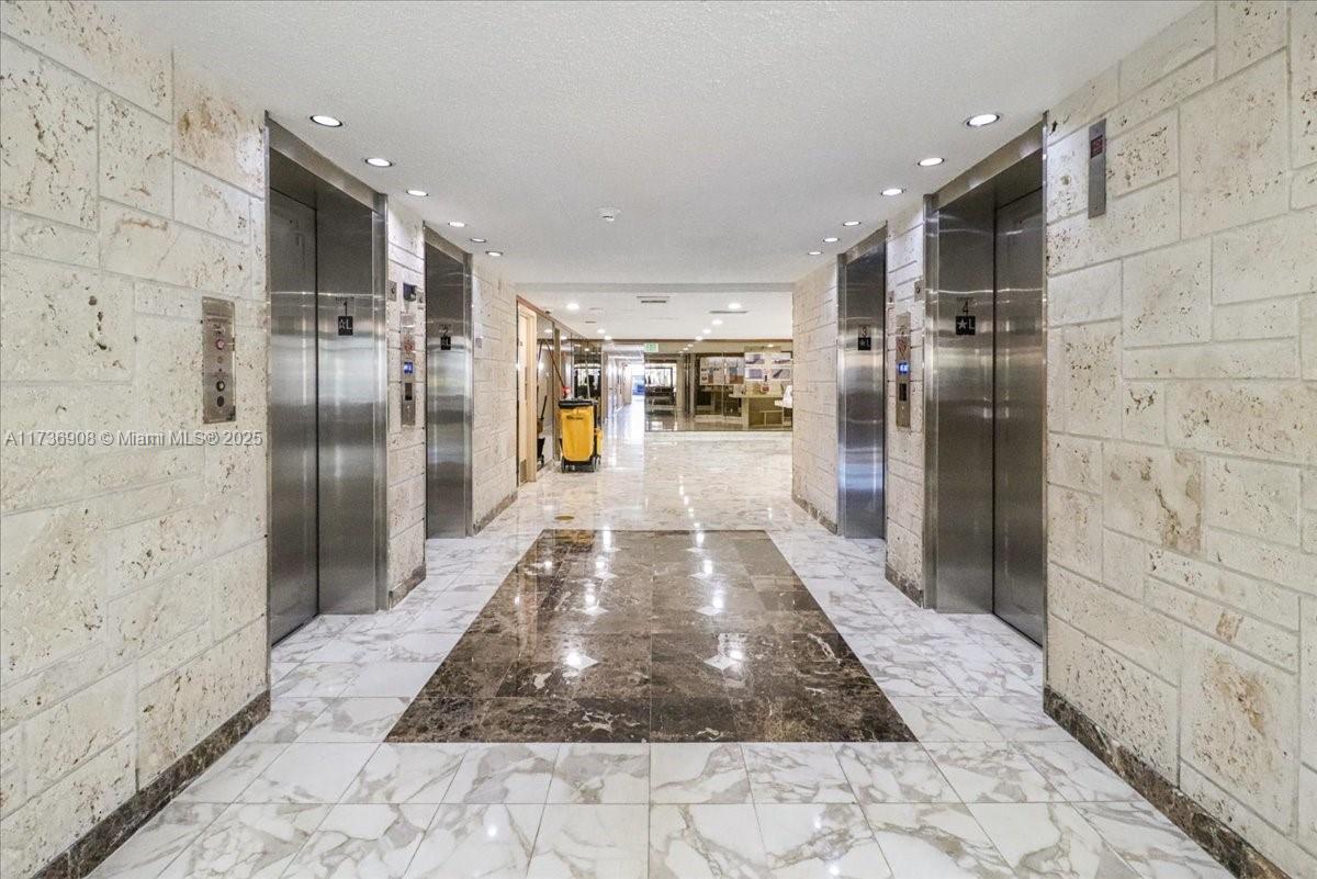 WINSTON TOWERS 500 CONDO - Residential