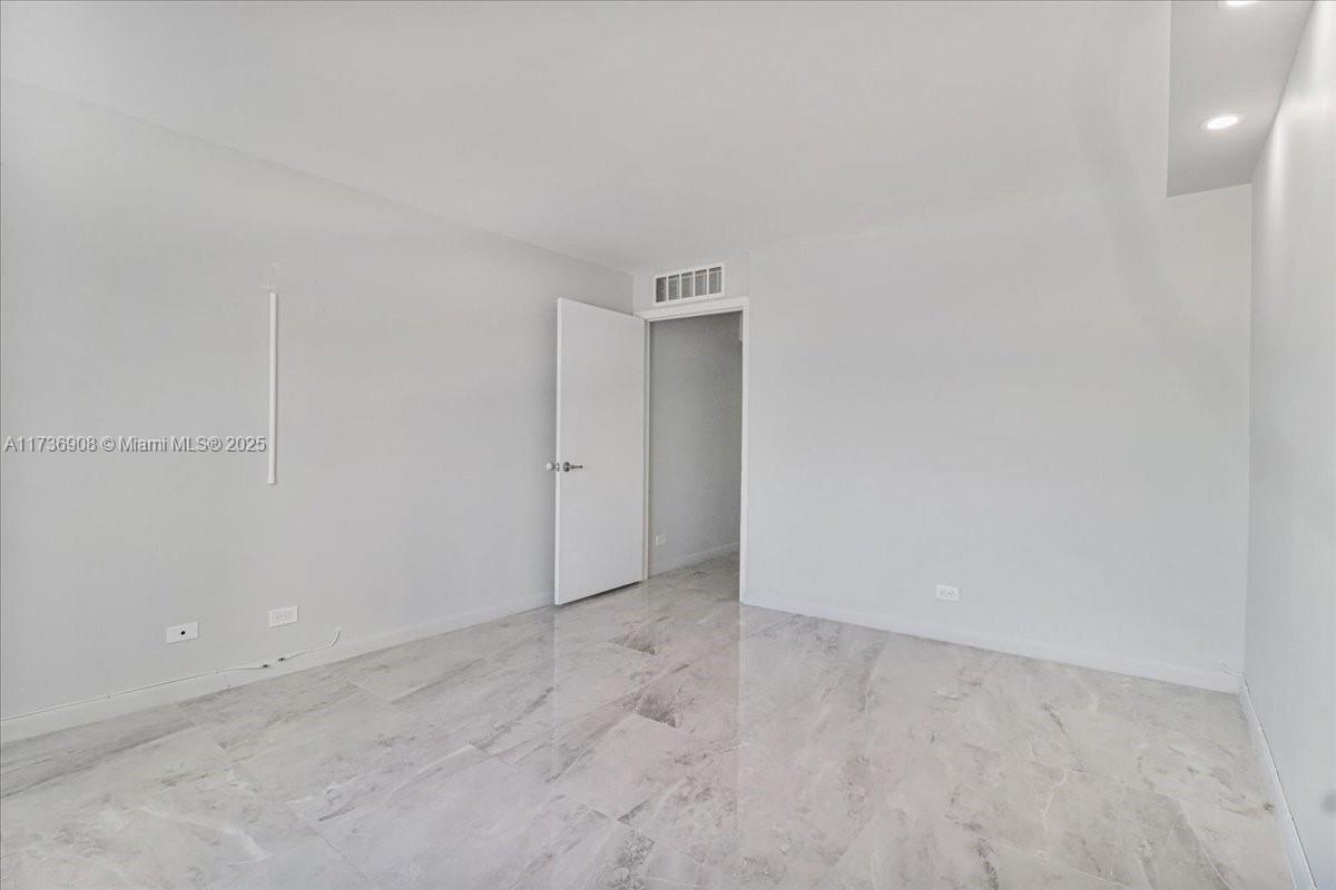 WINSTON TOWERS 500 CONDO - Residential