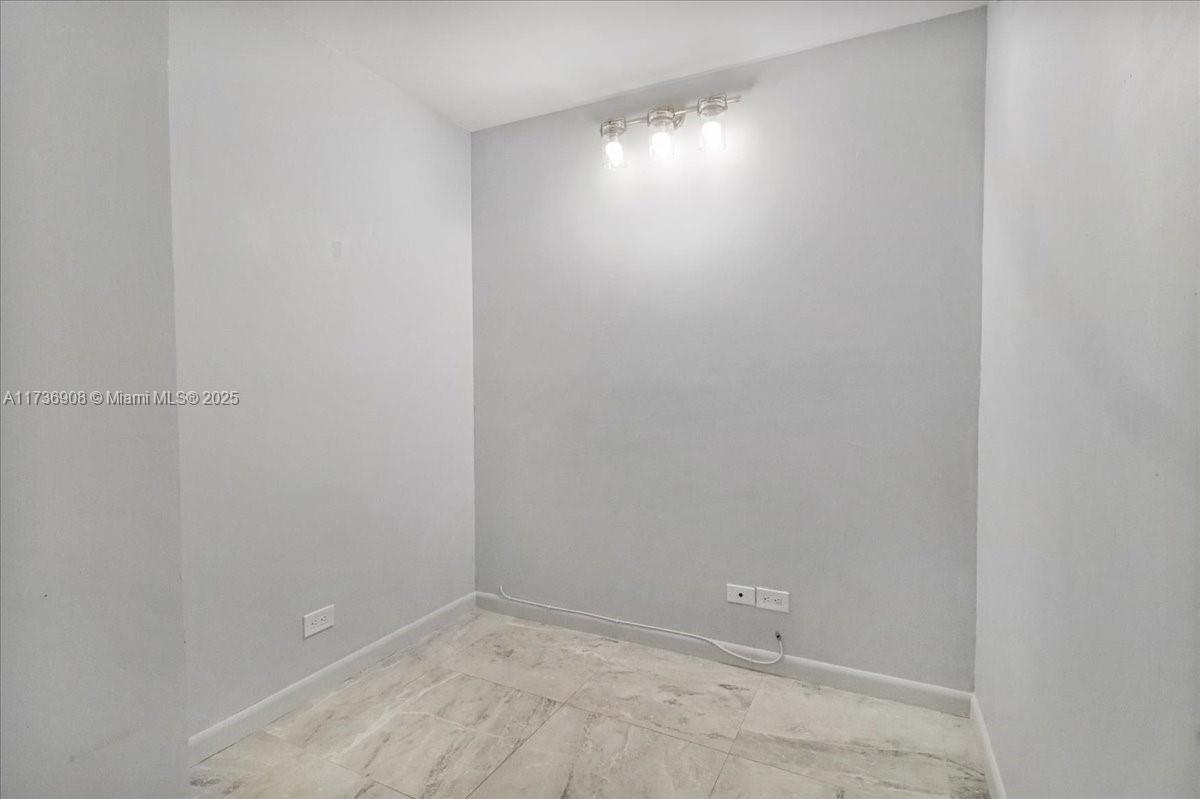 WINSTON TOWERS 500 CONDO - Residential