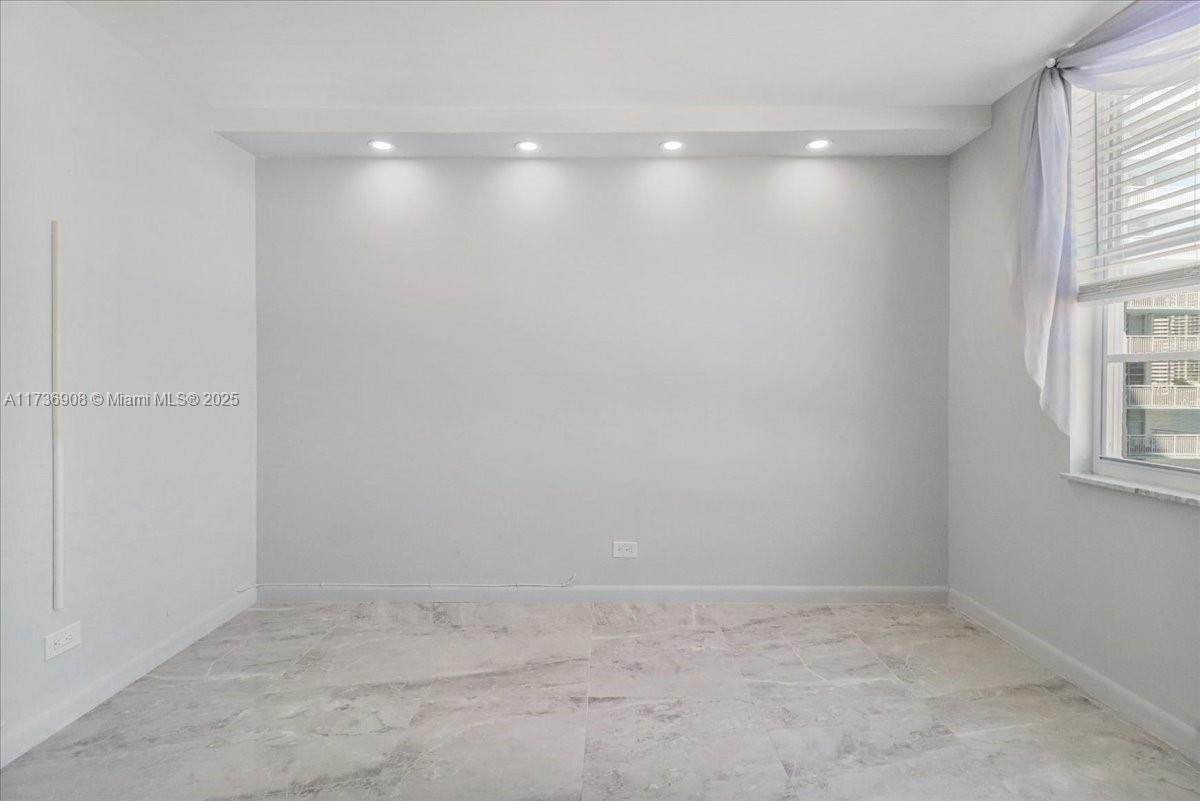 WINSTON TOWERS 500 CONDO - Residential