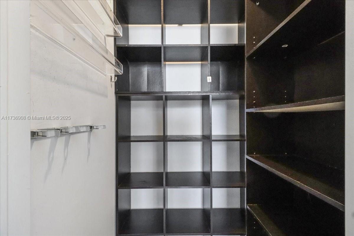 WINSTON TOWERS 500 CONDO - Residential