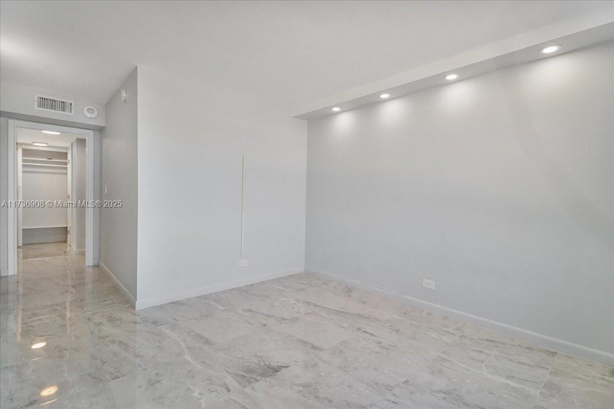 WINSTON TOWERS 500 CONDO - Residential