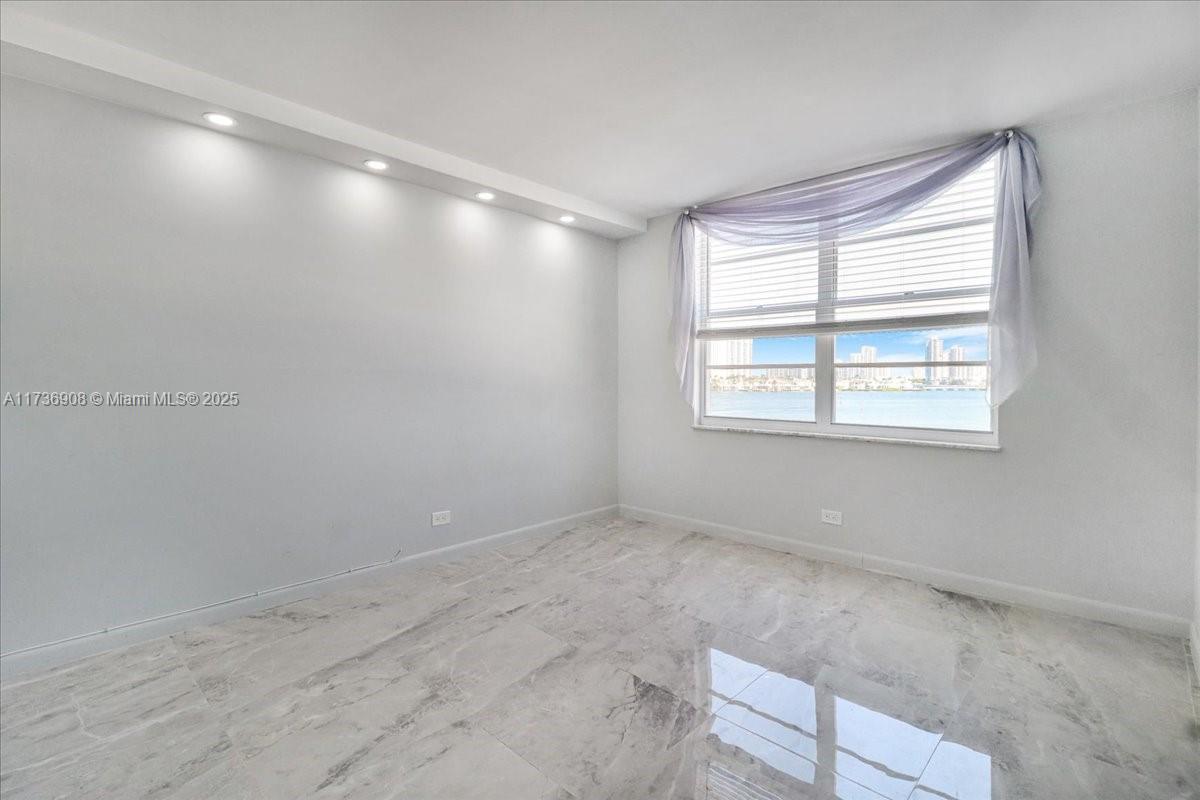 WINSTON TOWERS 500 CONDO - Residential