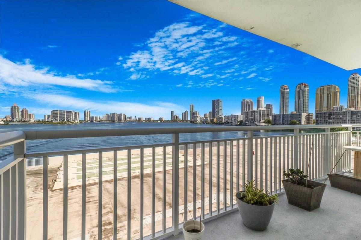 WINSTON TOWERS 500 CONDO - Residential