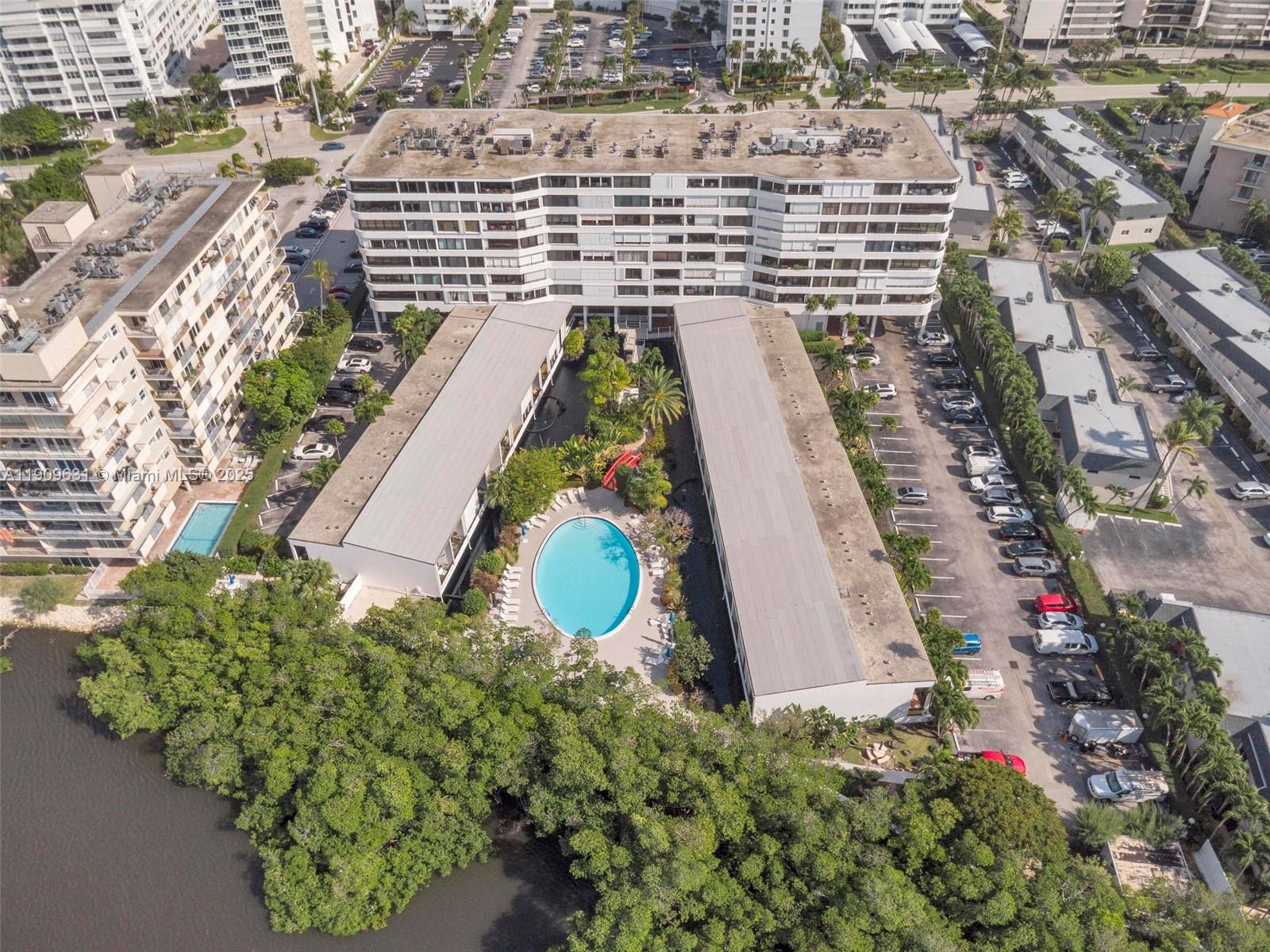 MAYFAIR HOUSE CONDO - Residential