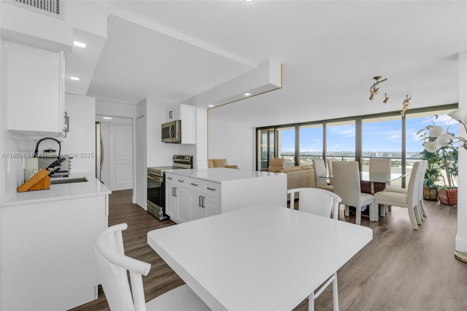 MAYFAIR HOUSE CONDO - Residential