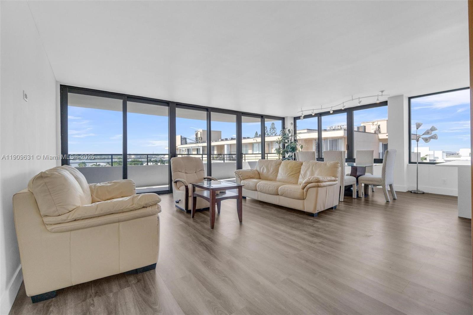 MAYFAIR HOUSE CONDO - Residential